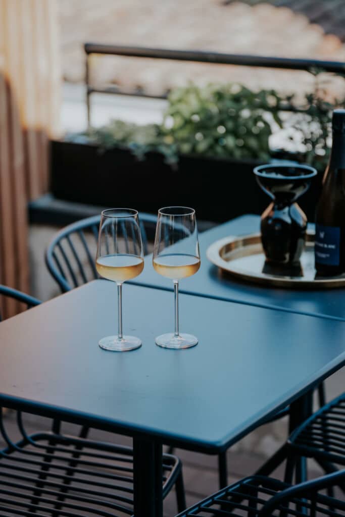 WineHub se distingue par sa localisation privilégiée aux Chartrons, sur les quais de Bordeaux, dans un bâtiment historique entièrement rénové. L’accès est facile en voiture (parking juste en face), en transport en commun (station de tram à 2 minutes), en vélo (station Velib à 2 minutes), et même avec le bateau municipal. Le lieu allie charme authentique et modernité, offrant des espaces modulables adaptés à tous types de formats d’événements : ateliers, conférences, lancements de projets ou encore team building. Les services inclus, tels que les équipements audiovisuels, l’assistance sur mesure et la restauration, garantissent le succès de vos séminaires d’entreprise à Bordeaux. Chez WineHub, les séminaires organisés dans l’espace de coworking s’accompagnent souvent d’un moment de convivialité au bar à vin ou sur la terrasse. En complément des ateliers et présentations, un petit-déjeuner, un cocktail déjeunatoire ou dînatoire sont généralement proposés, offrant aux participants l’occasion de se détendre et d’échanger dans une ambiance chaleureuse et détendue.