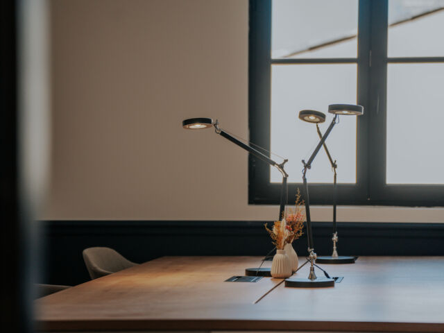 Comment choisir entre un bureau privé et un poste nomade dans un espace de coworking ?