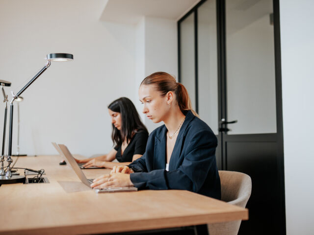 Travail hybride : pourquoi un bureau privé en coworking est une solution d’avenir ?