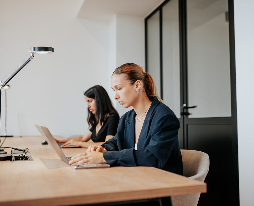 Travail hybride : pourquoi un bureau privé en coworking ?