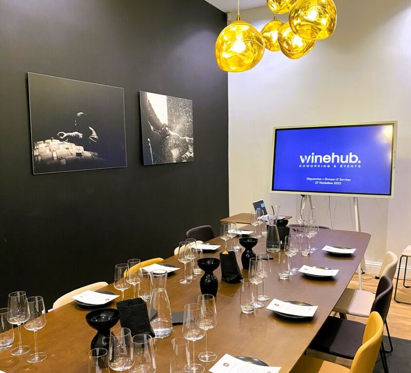 Salle de dégustation et réunion avec écran tactile à Bordeaux